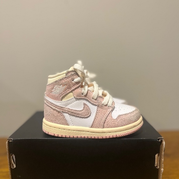 Jordan Retro 1 Suede Baby Pink & White Size 5C Kids - Picture 3 of 6